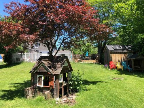 Kids Paradise! Chickens, Pool, Trampoline