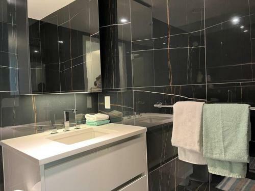 Richmond Centre 2br New Apartment