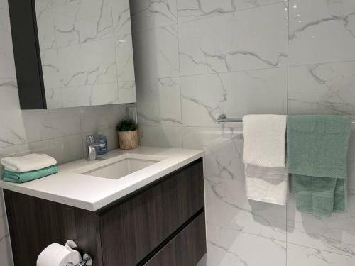 Richmond Centre 2br New Apartment