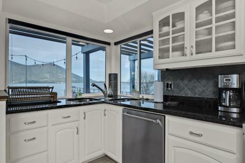 Falcon Haven- Waterfront Home With Spectacular Views