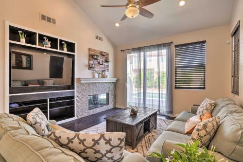 Indio Getaway With Private Oasis Hike And Golf!