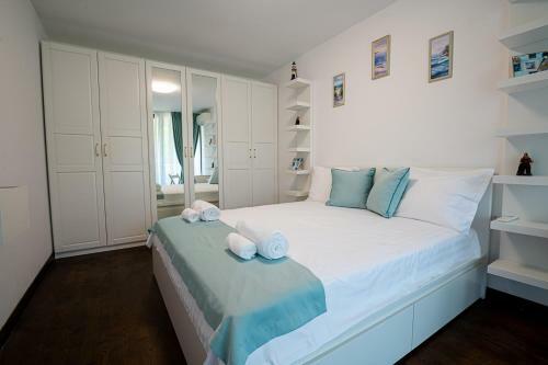 Stylish 1-bd Apartment In St. Constantine And Helena