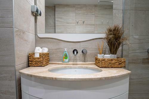 Stylish 1-bd Apartment In St. Constantine And Helena
