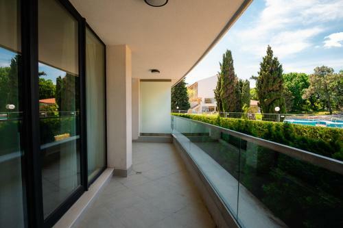 Stylish 1-bd Apartment In St. Constantine And Helena