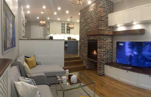 A Luxury Apartment With Patio And Bbq