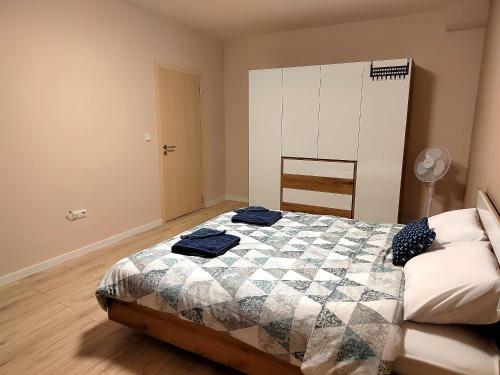 Apartment With Private Yard And Bbq