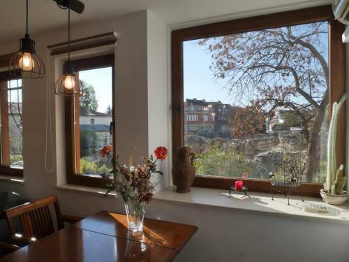 Roman Thermae 2bdrm Sunny Apartment