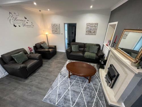 Newly Refurbished 2 Bedroom Home With Conservatory