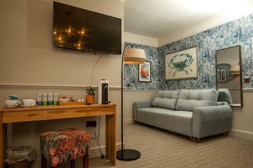 Hostal The West Bay Hotel