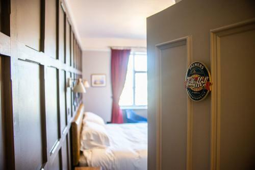 Hostal The West Bay Hotel