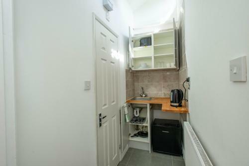 Motel Studio Apartment By Rajmoni Retrearts
