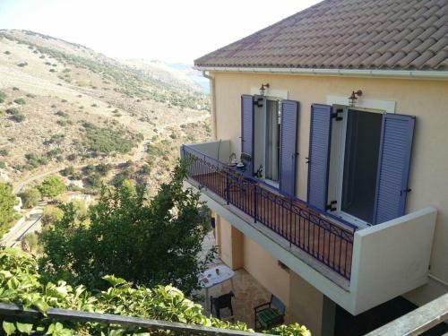 Traditional Sea View Vacation Home In Kourouklata