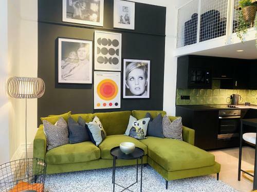 Modern And Bright Three Bed Apartment