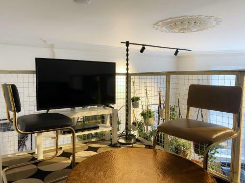 Modern And Bright Three Bed Apartment