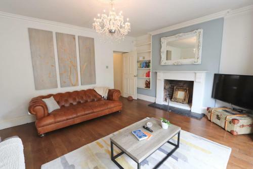 Beautiful Two Bedroom Apartment With Garden