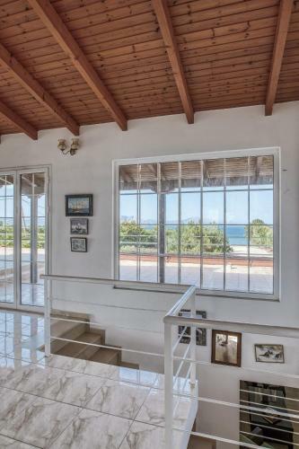 Villa Reiki, Classy Beachfront Home At Lakkopetra