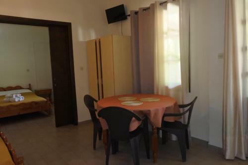 Hostal Parisis Studios