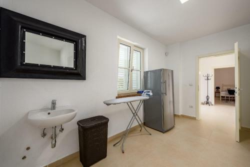 Villa Blanca With Pool And Parking