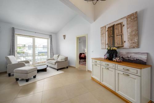 Villa Blanca With Pool And Parking