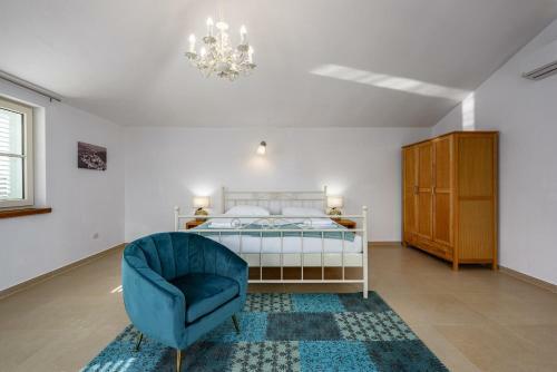 Villa Blanca With Pool And Parking