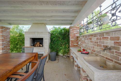 Villa Blanca With Pool And Parking