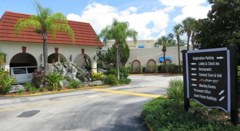 Hotel Maingate Lakeside Resort