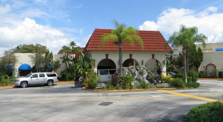 Hotel Maingate Lakeside Resort