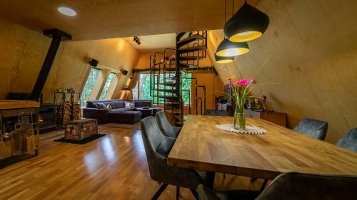 Forest House Stella - A Frame Cabin