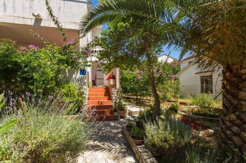 Hostal Apartments Nives, Artatore