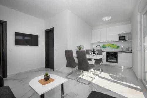 Apartments Ivan - Heated Pool