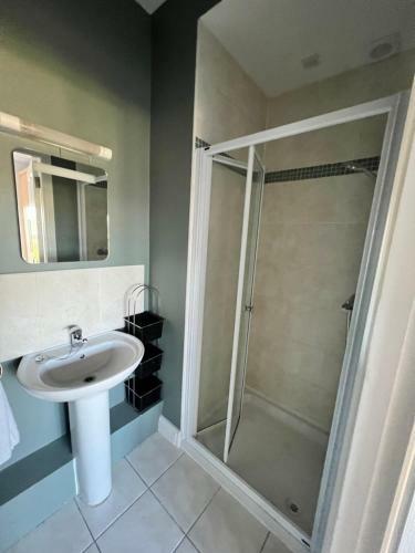 Stylish 4 Bed Marina Home & 40? Shannon Mooring