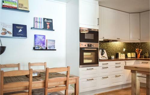 Nice Home In Kolltveit With Wifi And 3 Bedrooms