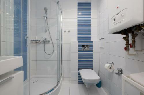 Sunny Wrzosowo Apartment By Renters