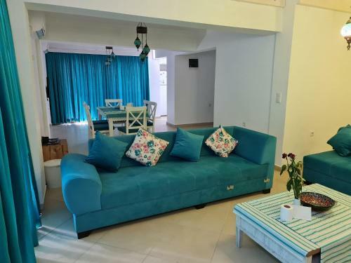 Summer Villa With Four Bedroom Three Bathroom Two Garden ???? ???? ????? ?? ???? ???? ? ???? ???? ? ??????? ?? ?????? ?????
