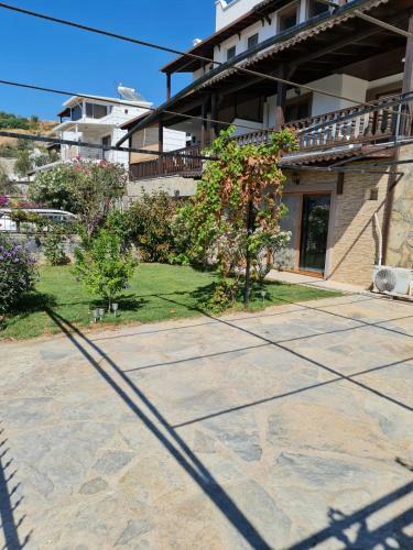 Summer Villa With Four Bedroom Three Bathroom Two Garden ???? ???? ????? ?? ???? ???? ? ???? ???? ? ??????? ?? ?????? ?????