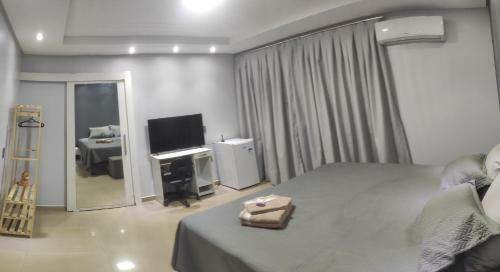 Quarto Em Sobrado Alto Padr�o, Piscina, Garagem, Lago