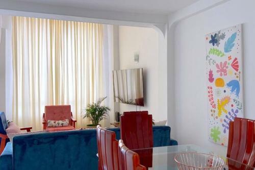 Vibrant Home Good For A Large Family