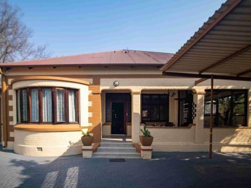 Hostal 74 On Retief Guesthouse