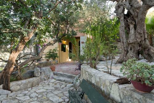 Hostal Agathes Traditional Houses