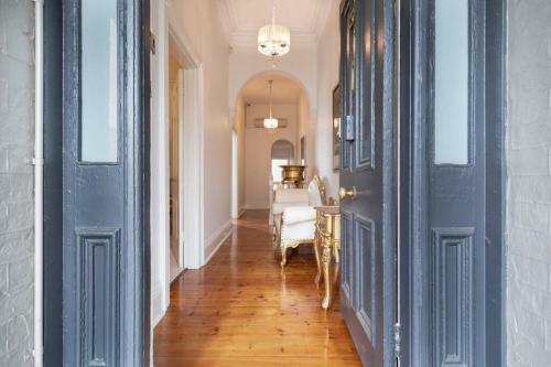 Apartamento A Modern Home With Old-world Charm In Bathurst