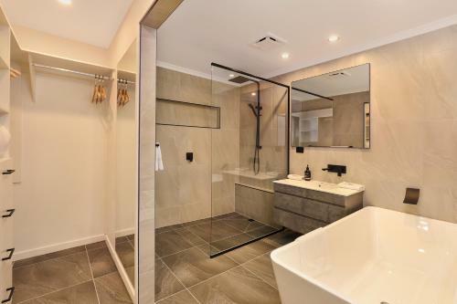 Coorum24- Modern, Mooloolaba Canal Home