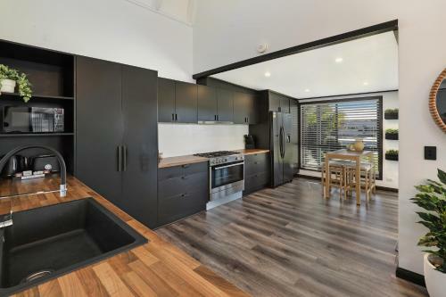 Coorum24- Modern, Mooloolaba Canal Home