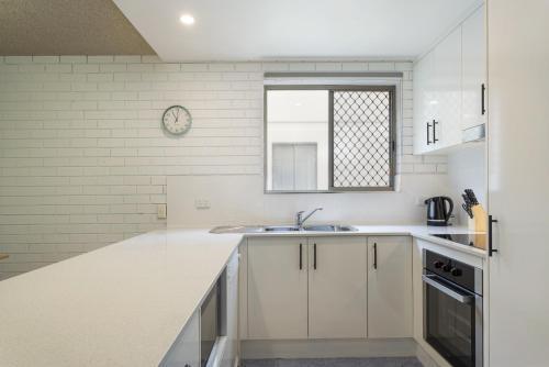 Cosy 3-bed Apartment Steps From Beach