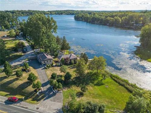 Stirling Lakehouse - Cozy Waterfront Cottage