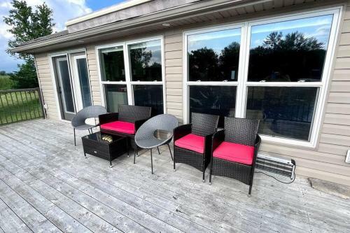 Stirling Lakehouse - Cozy Waterfront Cottage