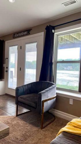 Stirling Lakehouse - Cozy Waterfront Cottage
