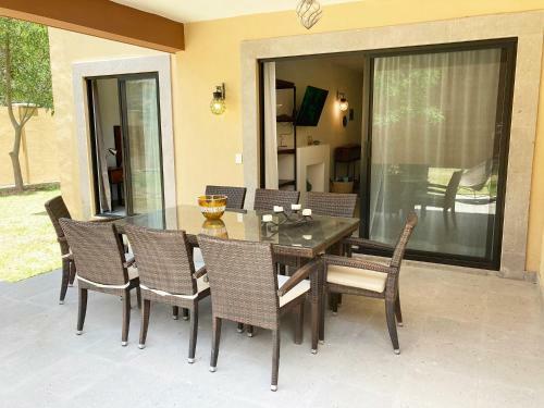 Gallery Apartment Pool & Jacuzzi