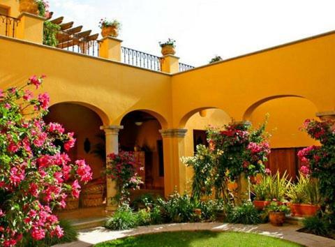 Luxurious 2 Bedroom Home With Fireplace