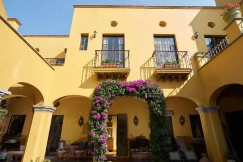 Luxurious 2 Bedroom Home With Fireplace