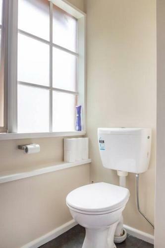Upstairs Studio Apartment With Street Access